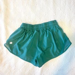 Lululemon Hotty Hot Short II *2.5" Light Green Size 4